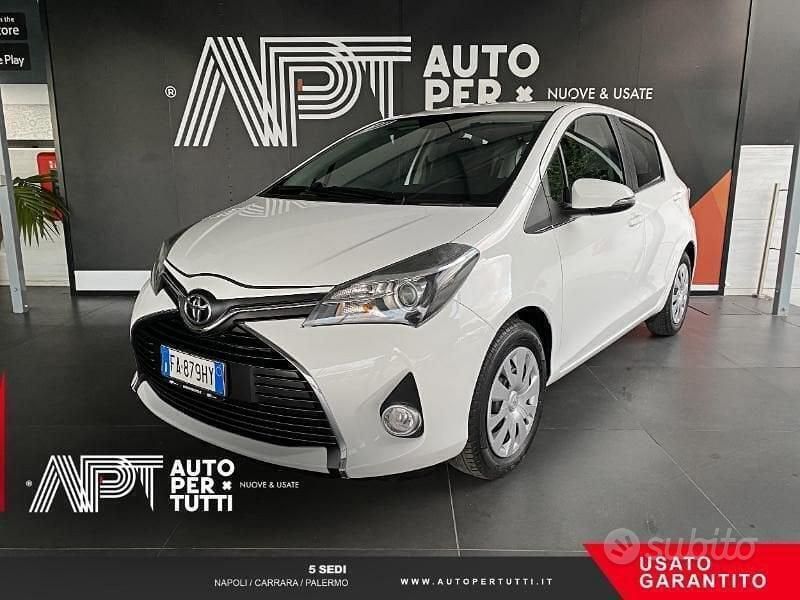 Bianco Usata 2015 Toyota Yaris Active Tre volumi | 8900 € (Buon prezzo) - Immagine 1/4