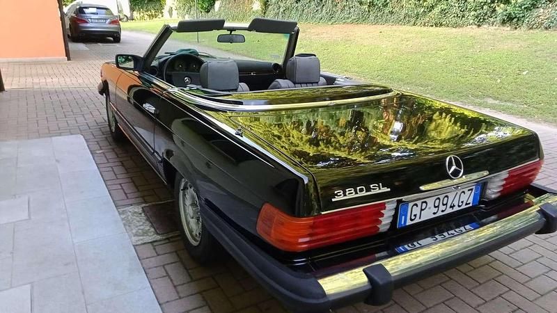 Usata Mercedes SL380 218 CV (160 kW) 1981 Nero Cabrio