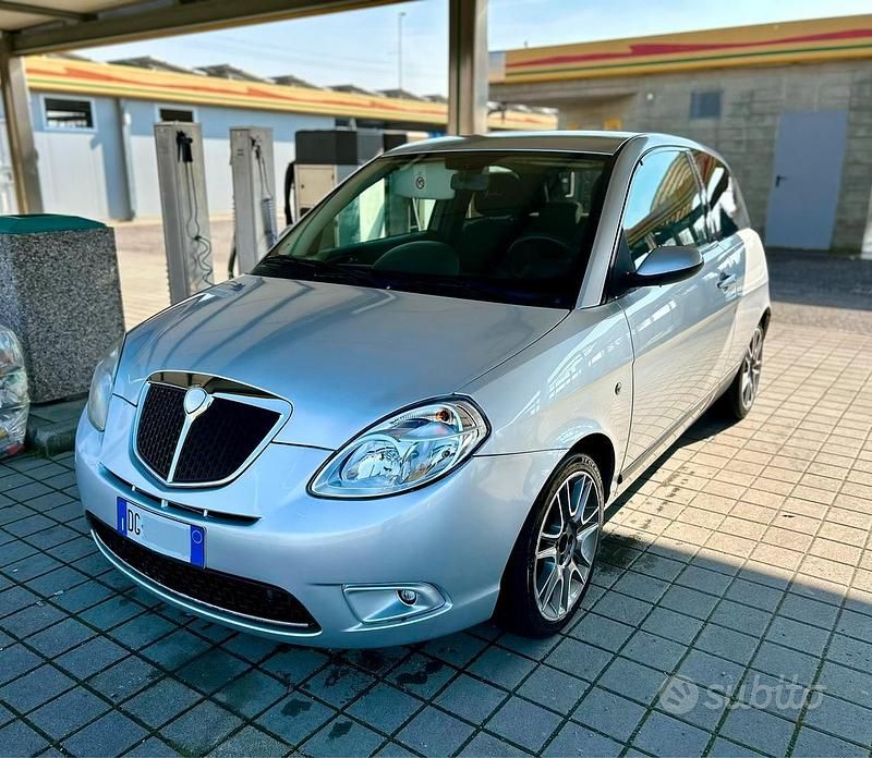 Usata Lancia Ypsilon 90 CV (66 kW) 2007 Argento Utilitaria