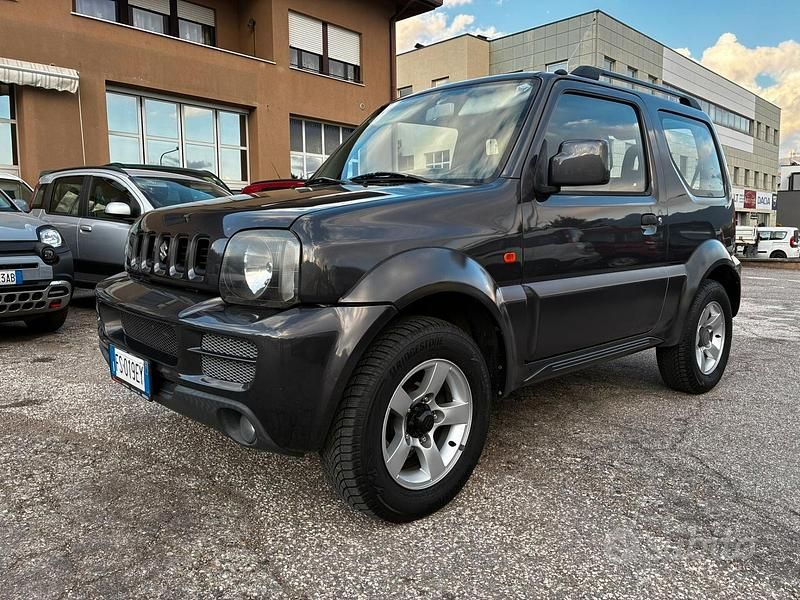 Usata Suzuki Jimny 86 CV (63 kW) 2010 Grigio SUV