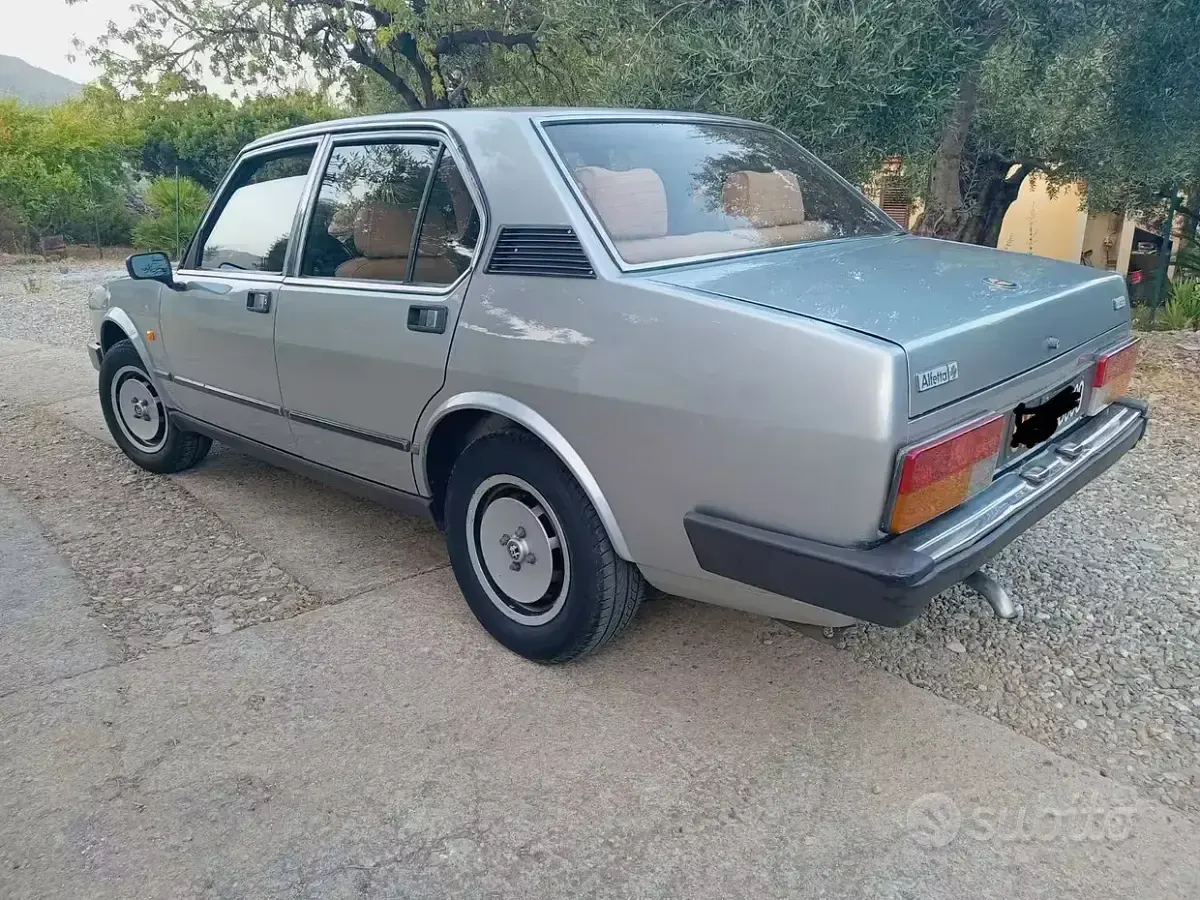 Usata Alfa Romeo Alfetta 125 CV (91 kW) 1982 Grigio Berlina