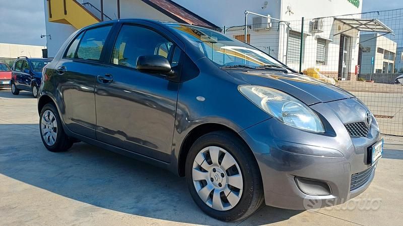 Usata Toyota Yaris Sol 90 CV (66 kW) 2009 Grigio Utilitaria