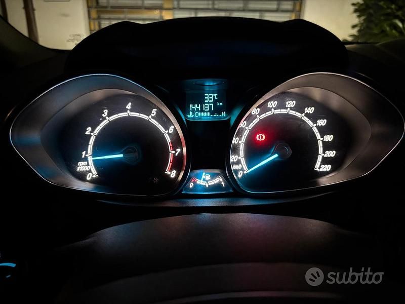 Usata Ford Fiesta 100 CV (73 kW) 2015 Nero Utilitaria