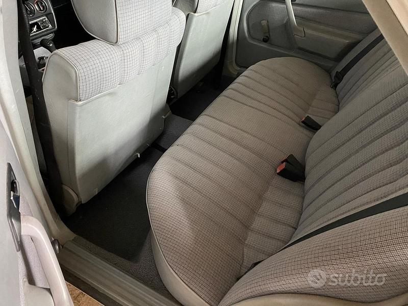 Usata Mercedes 190 72 CV (52 kW) 1984 Bianco Berlina