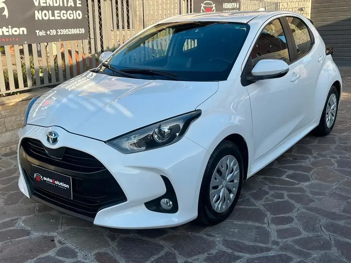 Usata Toyota Yaris Hybrid 92 CV (67 kW) 2023 Bianco Berlina