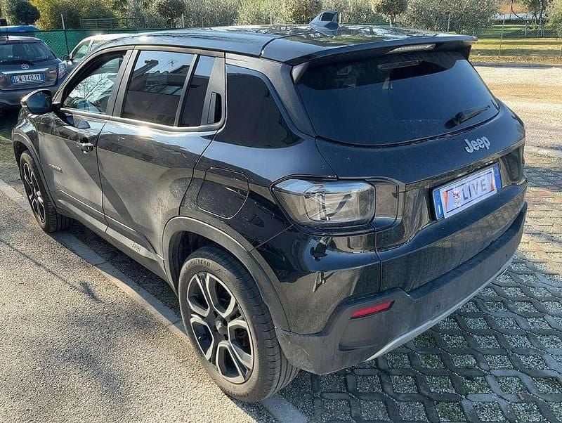 Begagnad Jeep Avenger Summit 101 HK (74 kW) 2023 Svart SUV