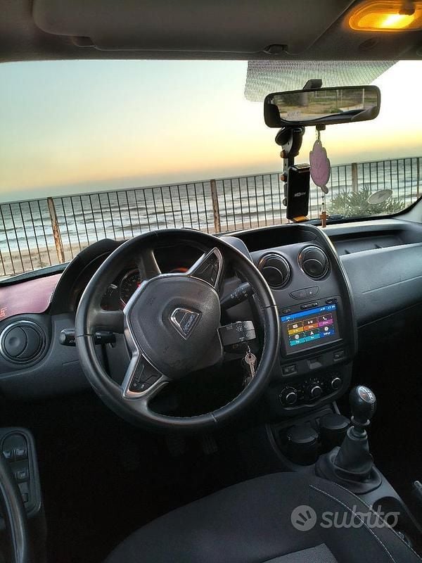 Usata Dacia Duster Lauréate 109 CV (80 kW) 2017 Grigio Berlina