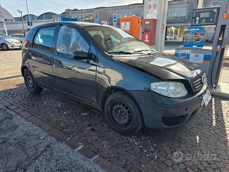 Grigio Usata 2005 Fiat Punto Tre volumi | 1000 € (Super prezzo) - Immagine 1/4
