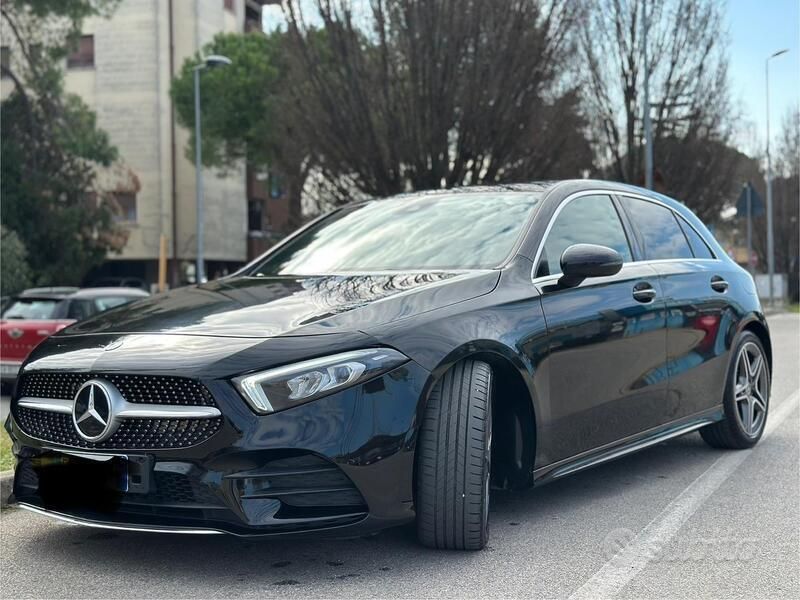 Nero Usata 2019 Mercedes A180 AMG Tre volumi | 25.000 € (Buon prezzo) - Immagine 1/4