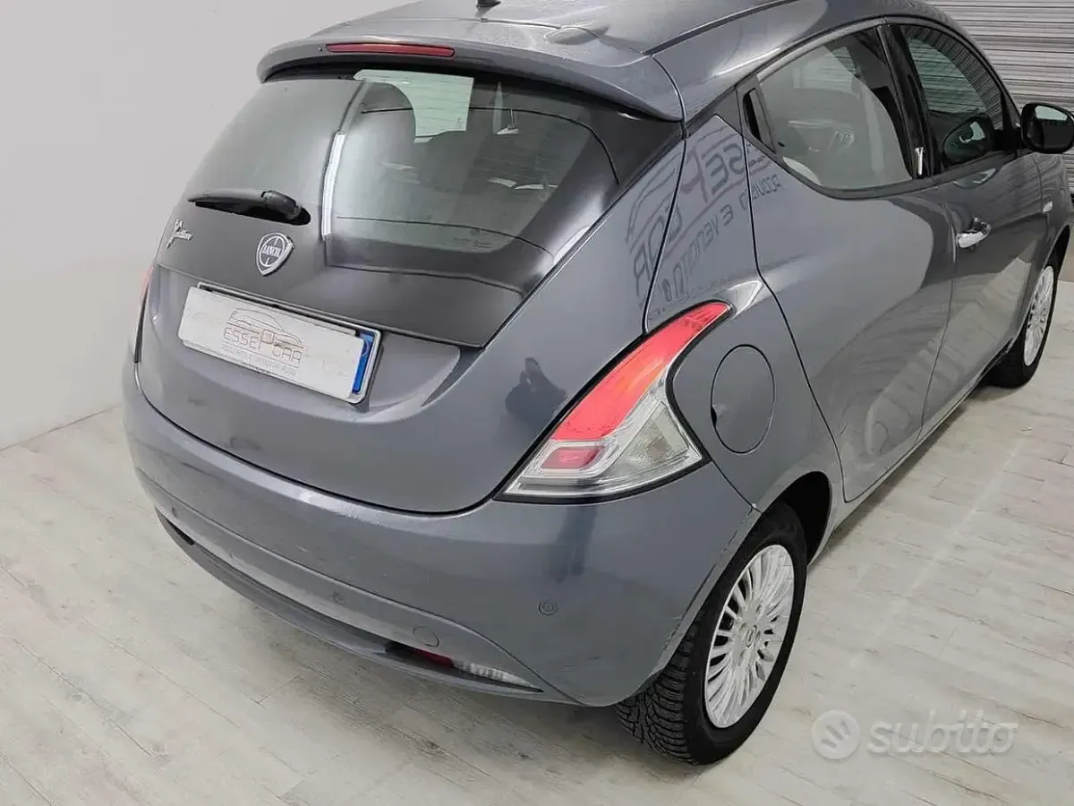 Usata Lancia Ypsilon Gold 69 CV (50 kW) 2016 Grigio scuro Utilitaria