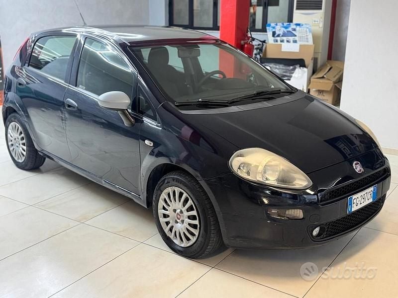 Usata Fiat Punto Lounge 69 CV (50 kW) 2017 Blu Utilitaria