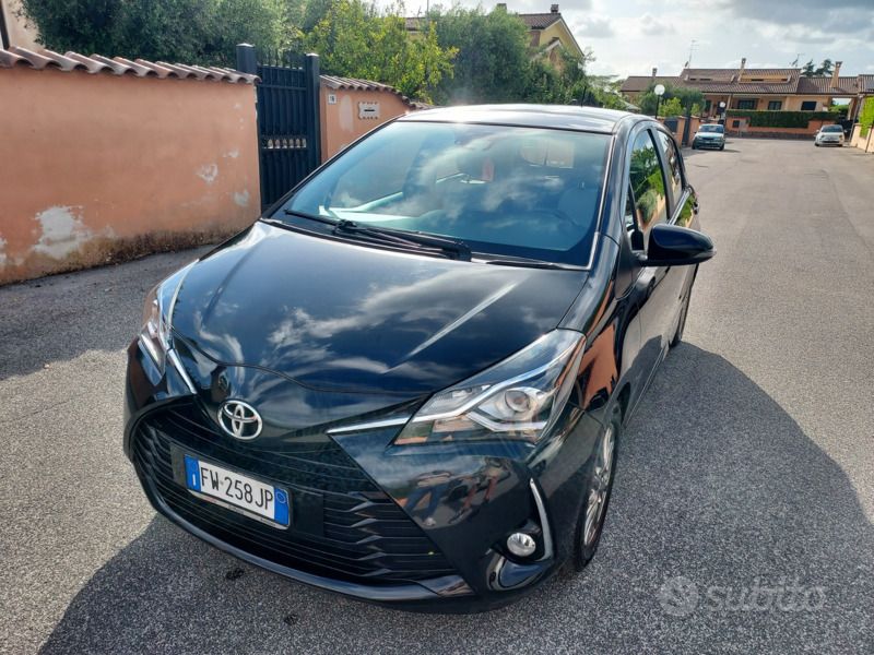 Nero Usata 2019 Toyota Yaris Lounge Tre volumi | 12.500 € (Cara) - Immagine 1/4
