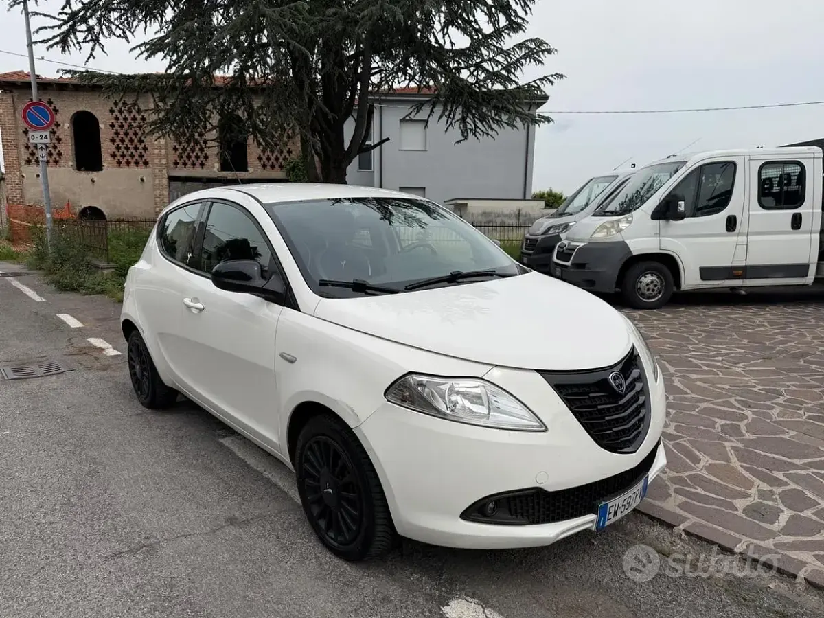 Usata Lancia Ypsilon Gold 69 CV (50 kW) 2014 Bianco Utilitaria