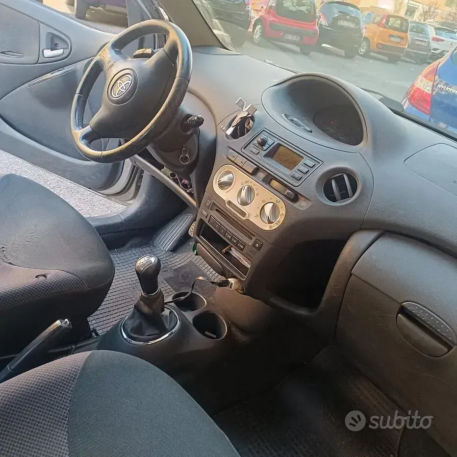 Usata Toyota Yaris Sol 87 CV (63 kW) 2003 Grigio Berlina