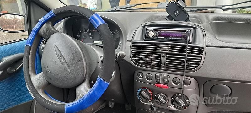 Usata Fiat Punto 80 CV (58 kW) 2003 Verde Utilitaria