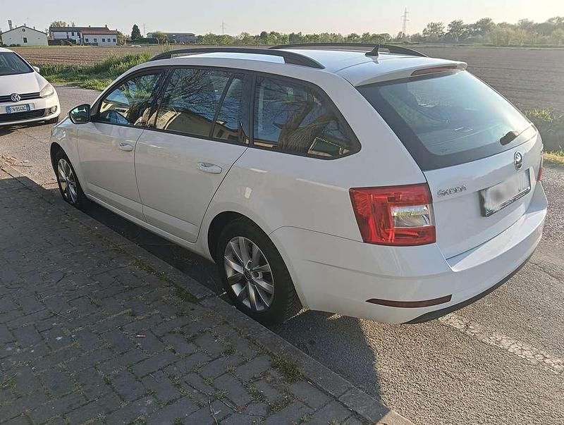 Usata Skoda Octavia Executive 116 CV (85 kW) 2020 Bianco Station wagon