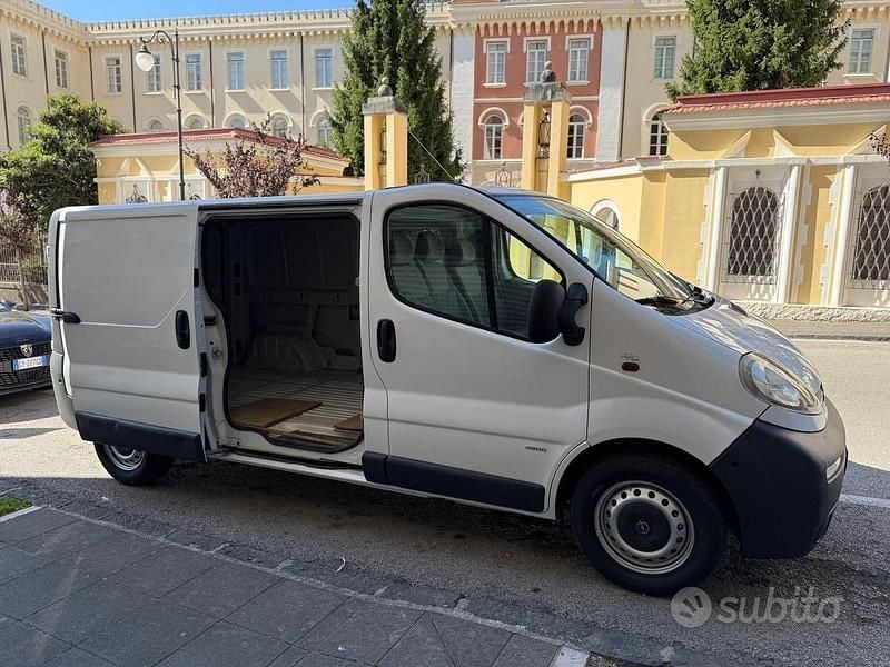 Usata Opel Vivaro 146 CV (107 kW) 2006 Bianco Monovolume