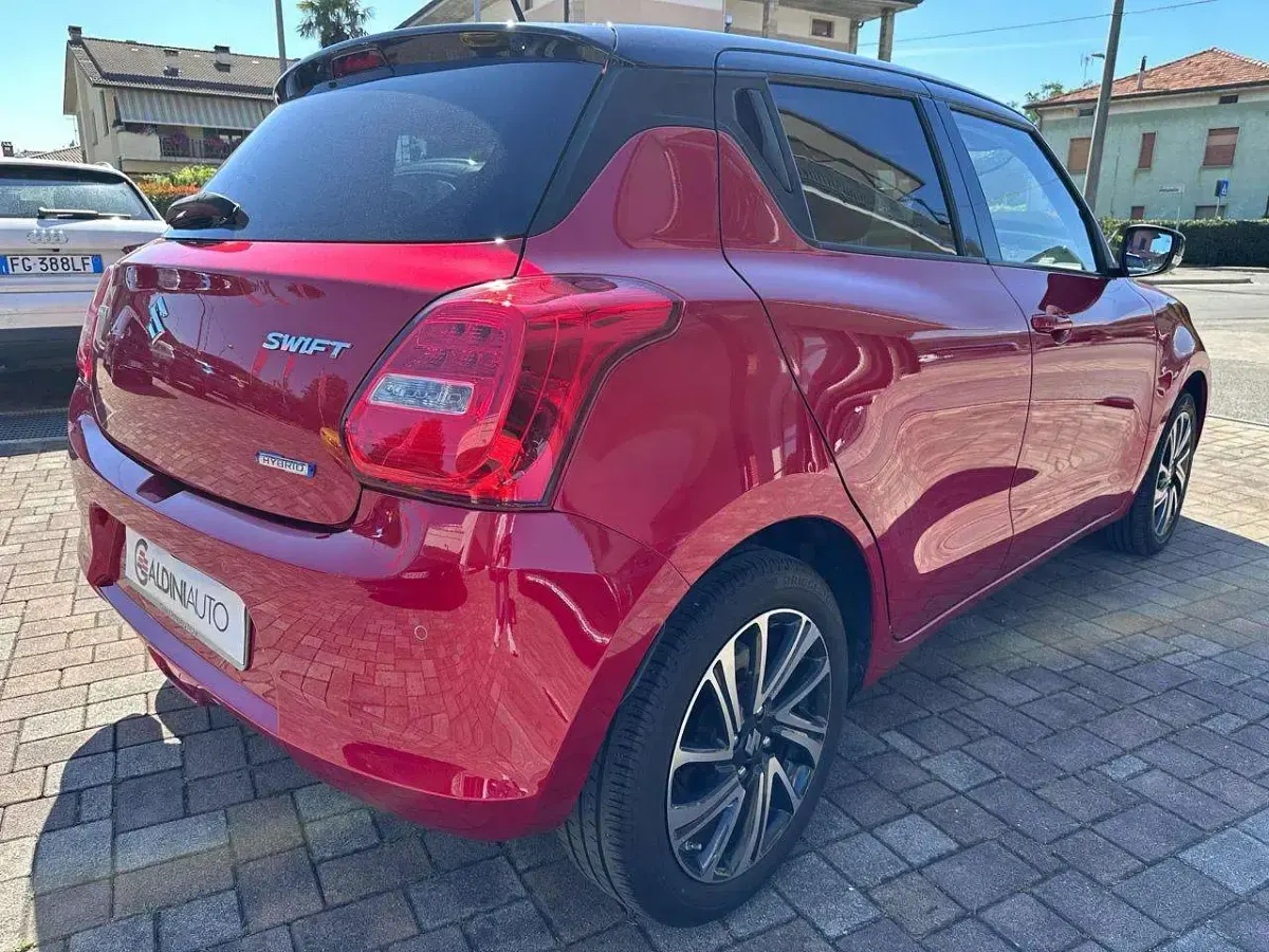 Usata Suzuki Swift 83 CV (61 kW) 2022 Rosso/bordeaux Utilitaria