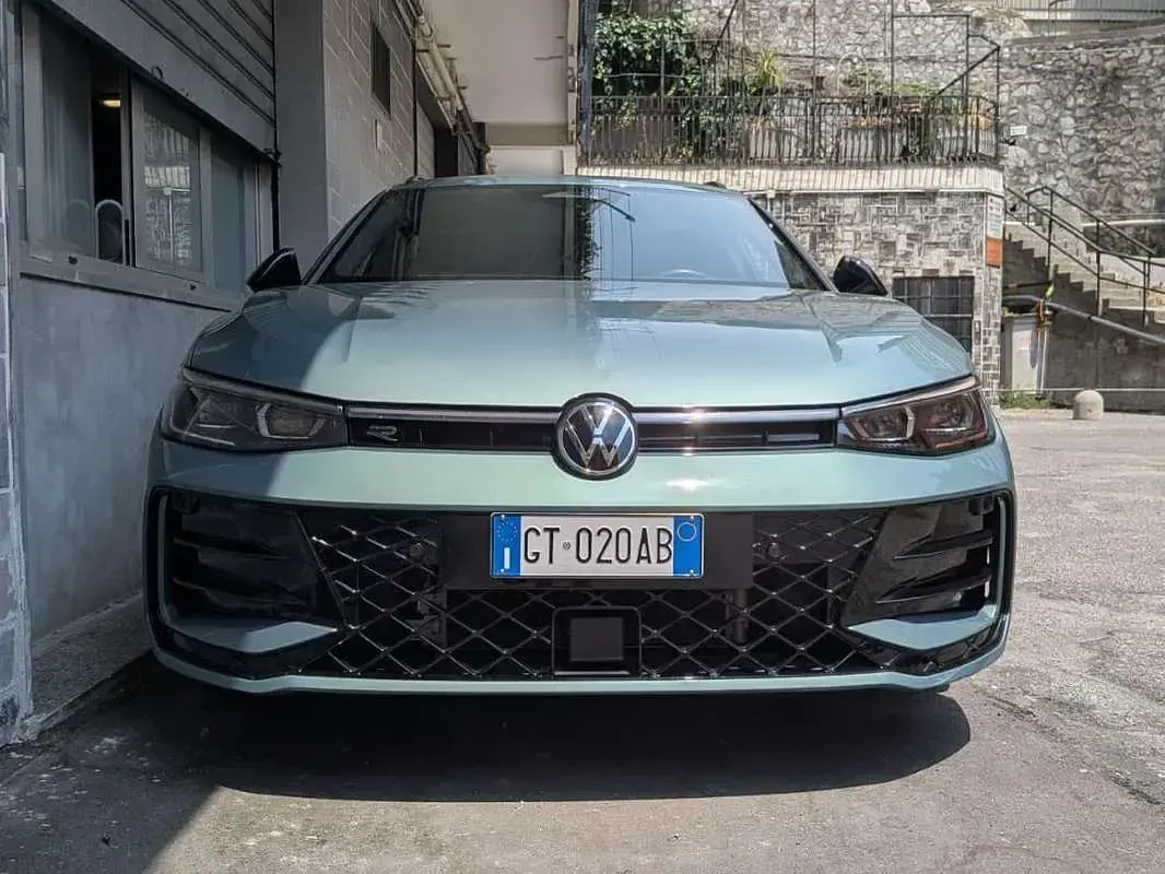 Usata VW Passat R-line 150 CV (110 kW) 2024 Verde Station wagon