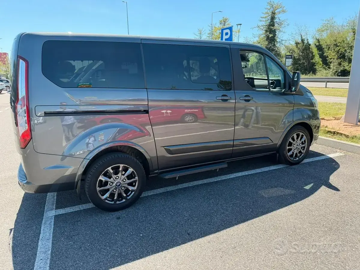 Usata Ford Tourneo Custom 130 CV (95 kW) 2021 Grigio Furgone