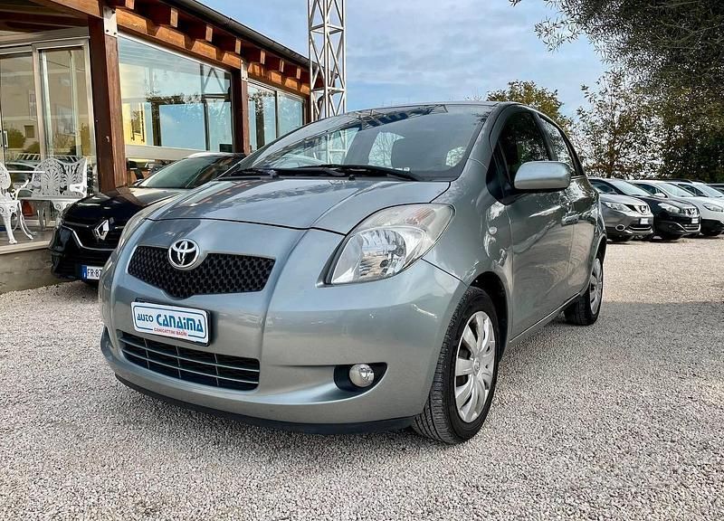 Begagnad Toyota Yaris 87 HK (63 kW) 2008 Grå Halvkombi