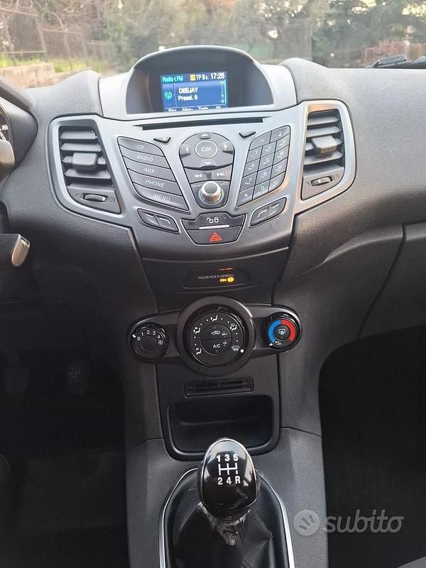 Usata Ford Fiesta Titanium 95 CV (69 kW) 2016 Grigio Berlina