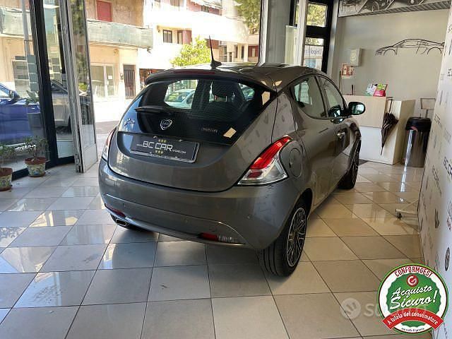 Usata Lancia Ypsilon Gold 69 CV (50 kW) 2022 Grigio scuro Utilitaria