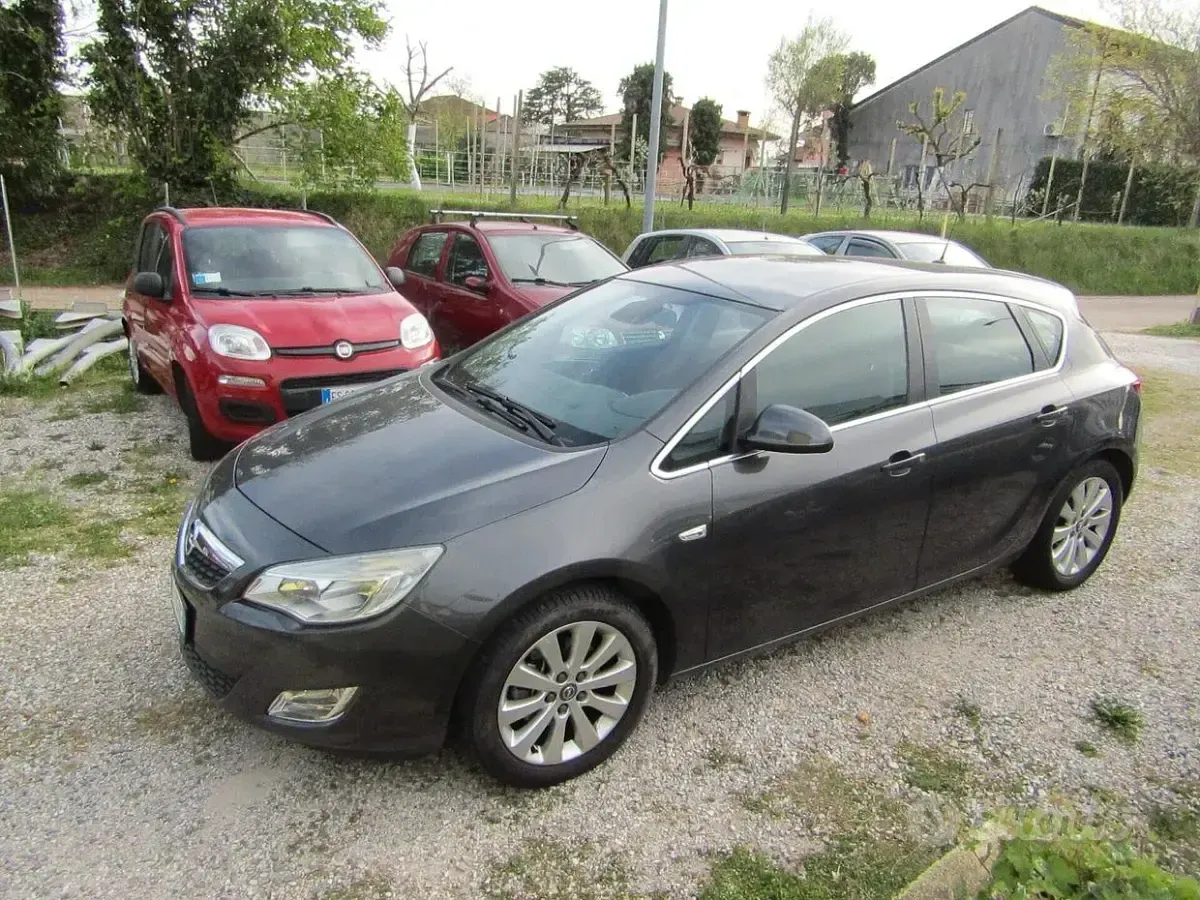 Usata Opel Astra 110 CV (80 kW) 2011 Grigio Berlina