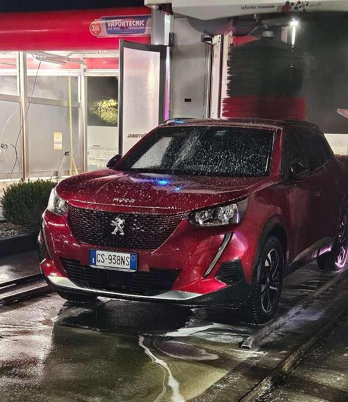 Usata 2024 Peugeot e-2008 Allure SUV | 26.500 € - Immagine 1/4