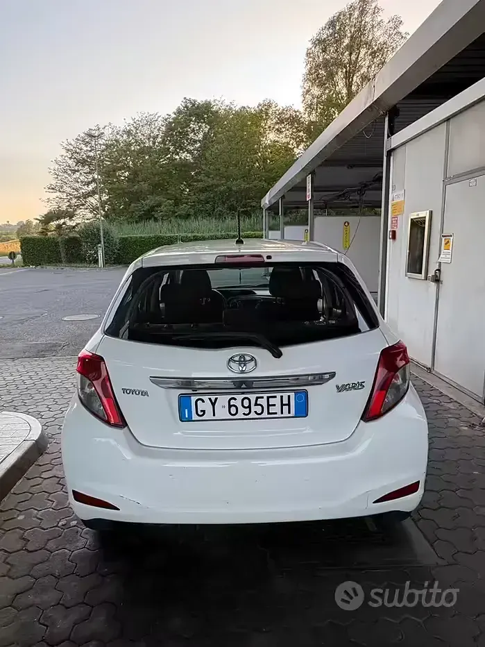 Usata Toyota Yaris Active 69 CV (50 kW) 2012 Bianco Utilitaria