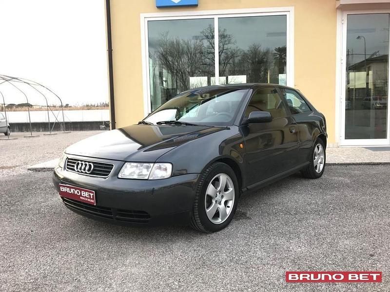 Grigio Usata 1999 Audi A3 Attraction Tre volumi | 2500 € (Buon prezzo) - Immagine 1/4