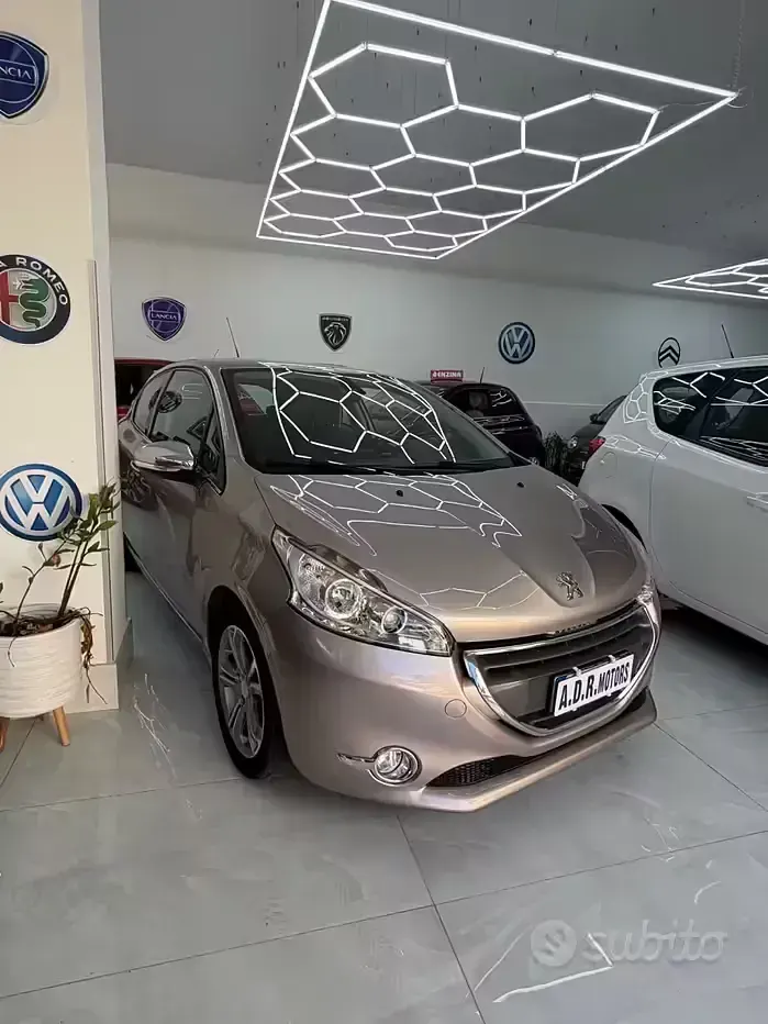 Usata Peugeot 208 Allure 82 CV (60 kW) 2012 Viola Utilitaria
