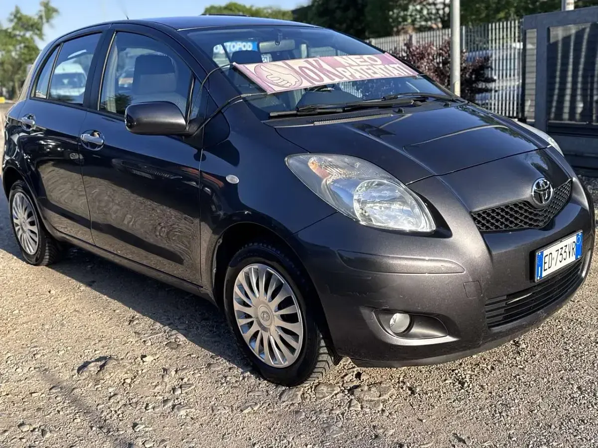 Usata Toyota Yaris 69 CV (50 kW) 2010 Argento Utilitaria