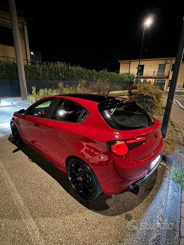 Rosso Usata 2011 Alfa Romeo Giulietta Due volumi | 5000 € (Cara) - Immagine 1/4