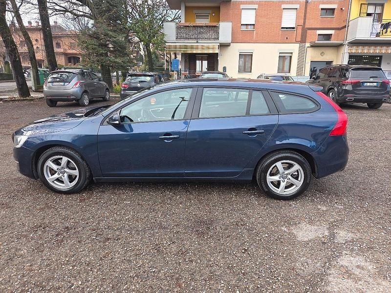 Usata Volvo V60 Momentum 114 CV (83 kW) 2014 Blu Station wagon