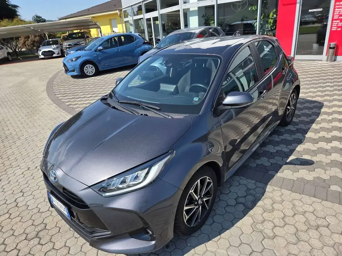 Usata Toyota Yaris Hybrid Trend 92 CV (67 kW) 2022 Dark grey met Berlina