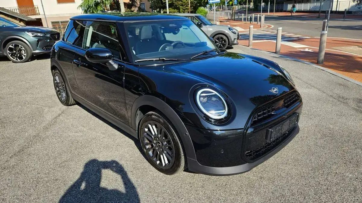 Usata Mini Cooper 156 CV (114 kW) 2024 Midnight black Utilitaria