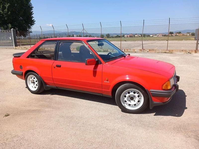 Usata Ford Escort 105 CV (77 kW) 1984 Arancione Berlina