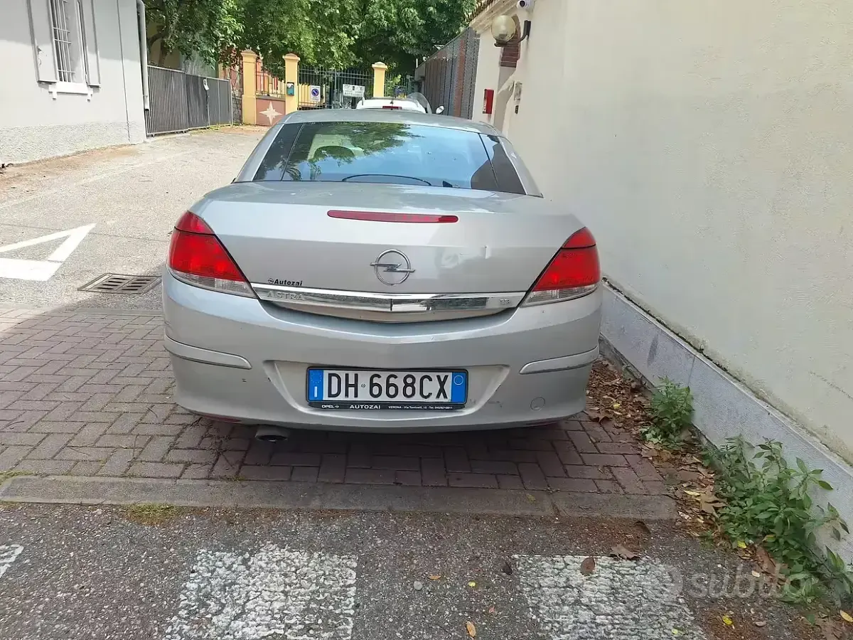 Usata Opel Astra Cabriolet 140 CV (102 kW) 2007 Grigio Cabrio