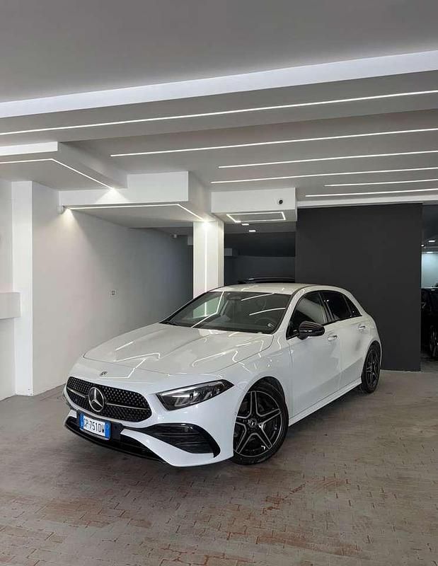 Bianco Usata 2023 Mercedes A180 Advanced Plus Tre volumi | 28.990 € (Buon prezzo) - Immagine 1/4
