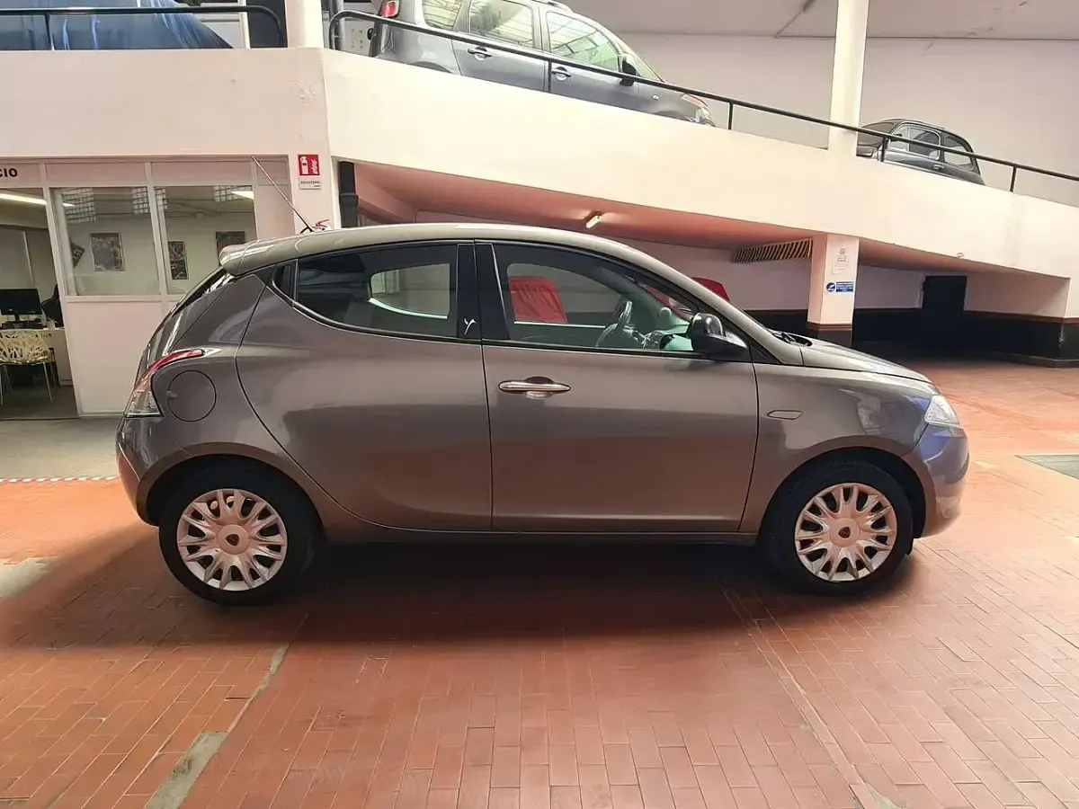 Usata Lancia Ypsilon Gold 69 CV (50 kW) 2013 Grigio Utilitaria