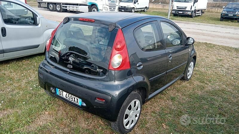 Usata Peugeot 107 68 CV (50 kW) 2008 Grigio Utilitaria