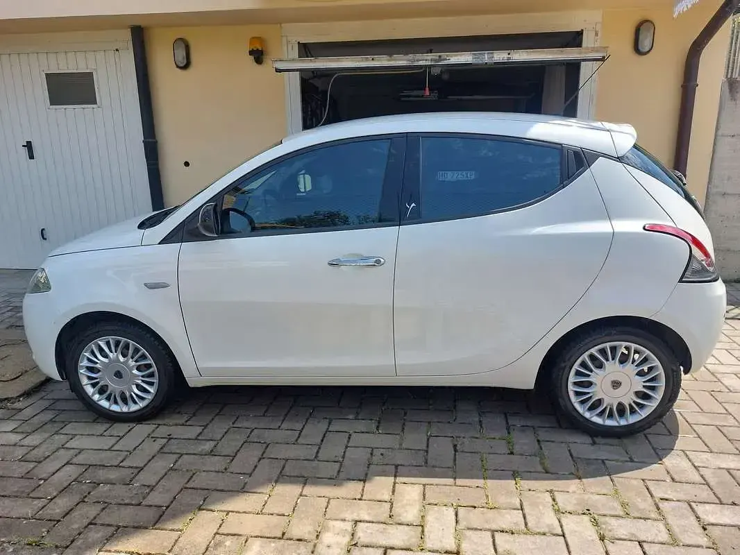 Usata Lancia Ypsilon Gold 69 CV (50 kW) 2017 Utilitaria