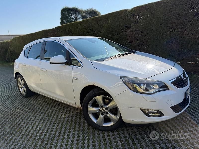 Usata Opel Astra Cosmo 160 CV (117 kW) 2010 Bianco Berlina