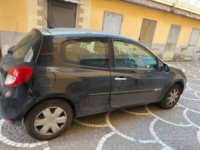 Usata 2010 Renault Clio II Due volumi | 599 € (Super prezzo) - Immagine 1/4