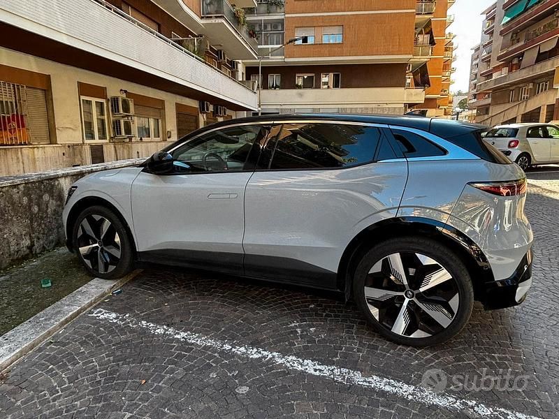 Grigio Usata 2023 Renault Mégane IV Tre volumi | 30.000 € (Molto cara) - Immagine 1/4