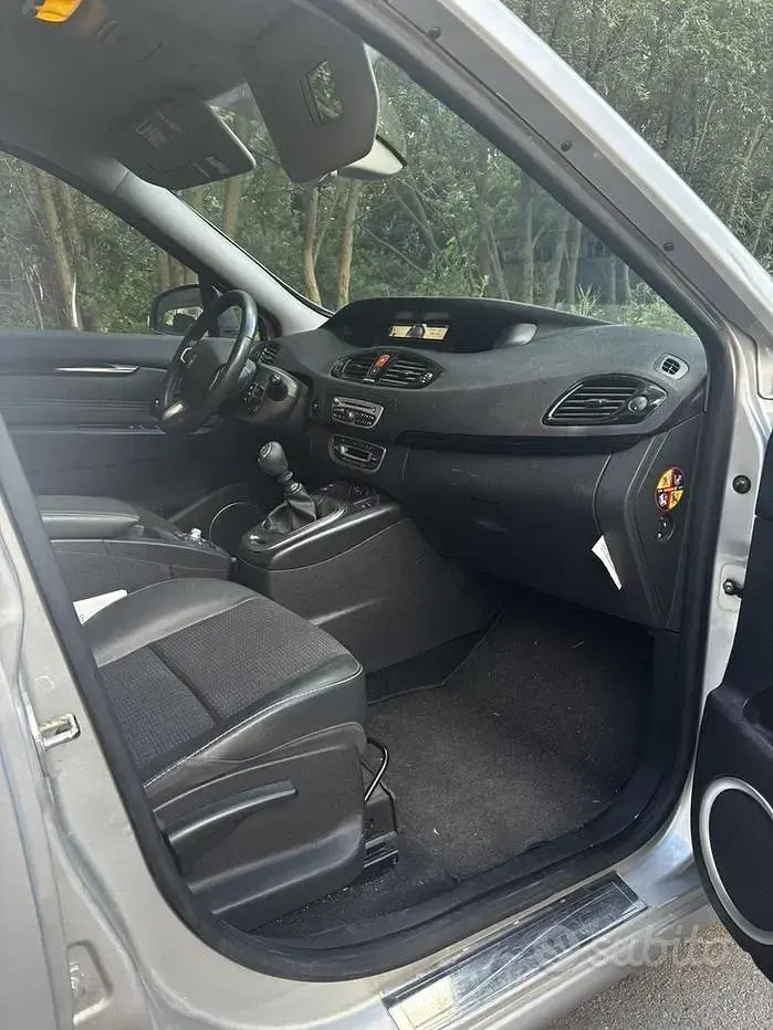 Usata Renault Scénic 110 CV (80 kW) 2011 Grigio Monovolume