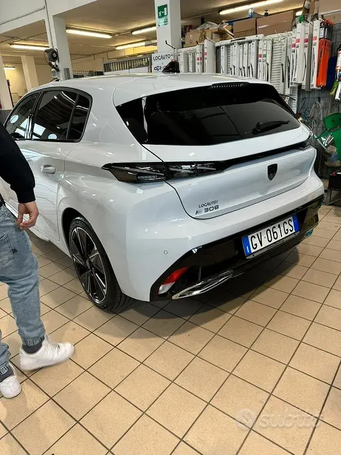 Usata Peugeot e-308 61 kW (84 CV) 2024 Bianco Utilitaria