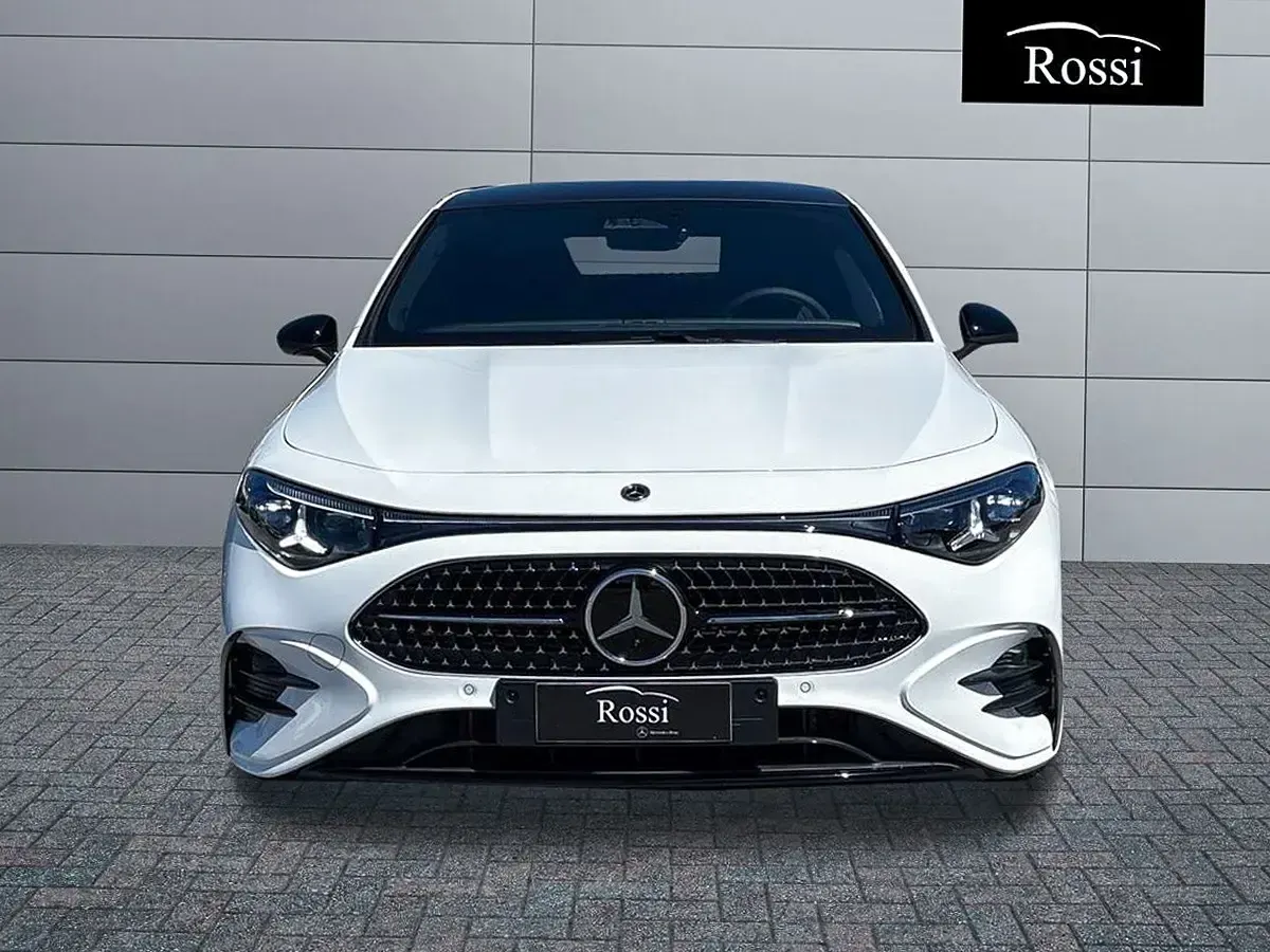 Nuova Mercedes CLA180 136 CV (100 kW) 2026 Vernice nero cosmo Berlina