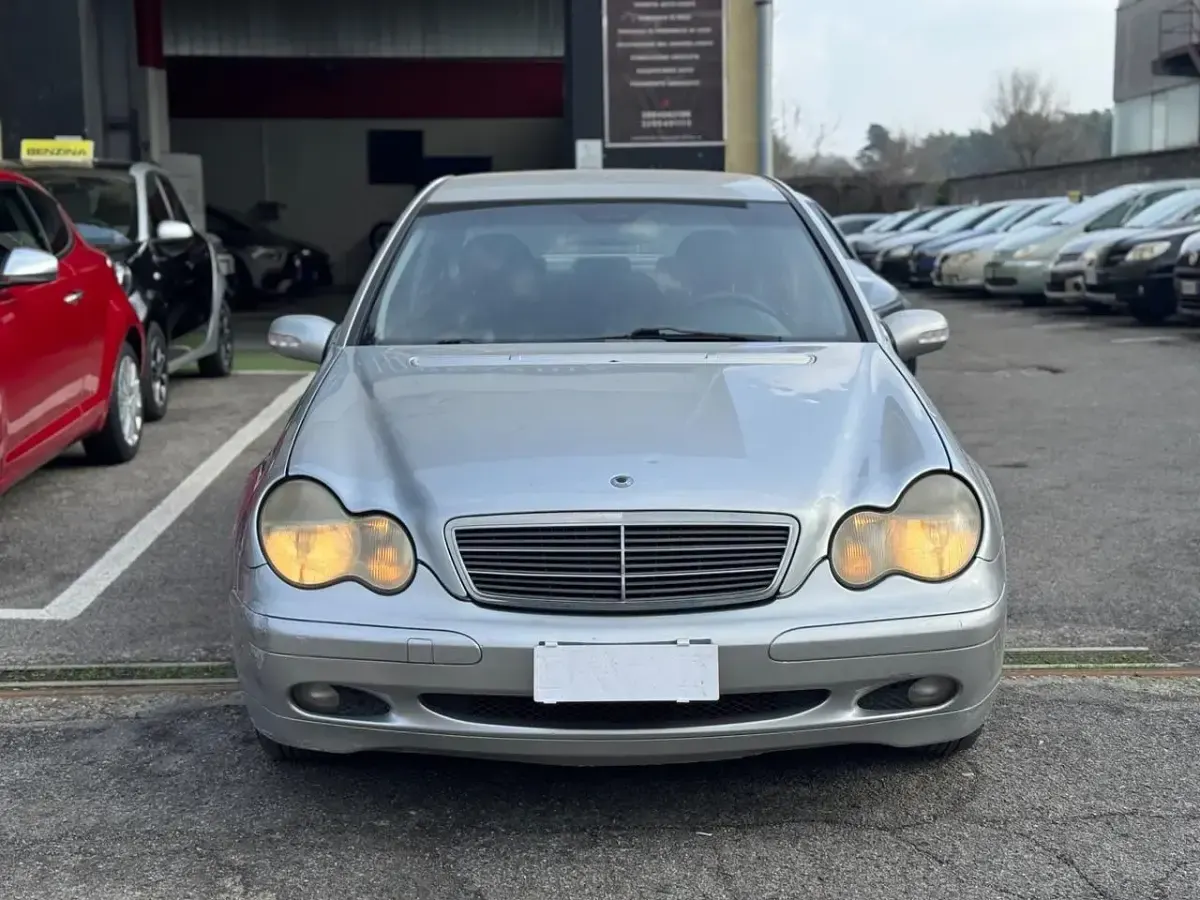 Usata Mercedes C180 Elegance 129 CV (94 kW) 2001 Grigio Berlina